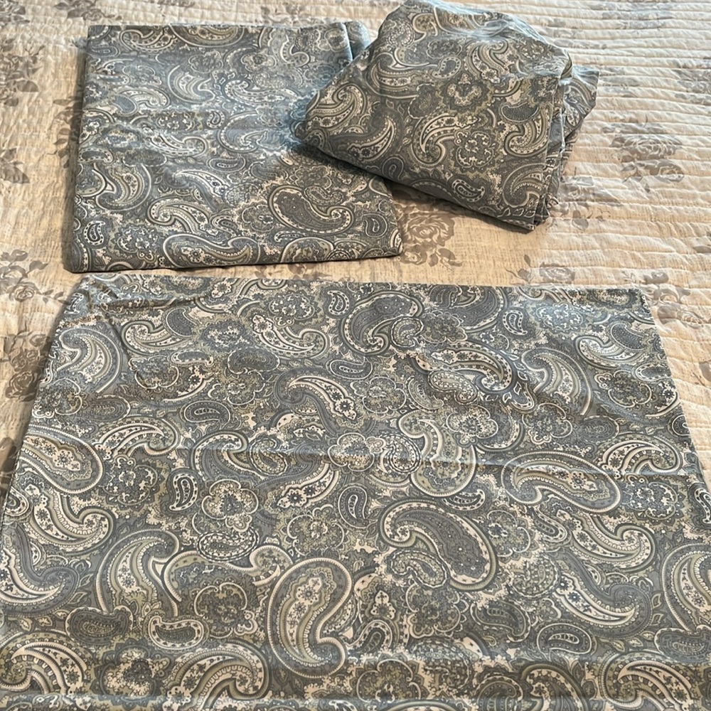 JC Penny Home, Paisley blue twin size sheet set. NWOT, 60% Cotton